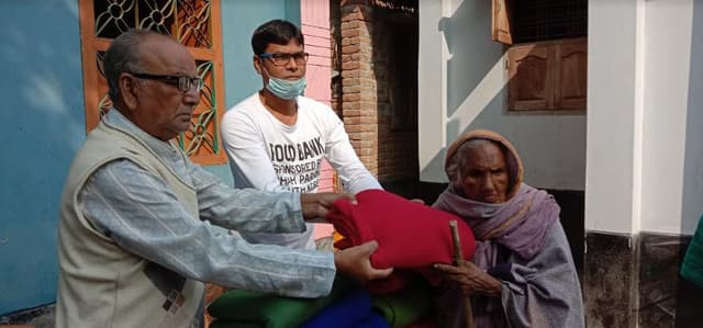লালপুরে ফুটব্যাংক এর উদ্যোগে শীতবস্ত্র ও বসতঘর নির্মান