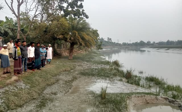 বাহাদুরপুরে নদী খনন বন্ধ ও ভাঙ্গনকুল রক্ষার দাবী