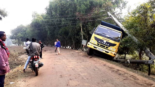 আত্রাইয়ে পাকা সড়কে কাদা মাটির স্তপ, দুর্ঘটনার আশঙ্কা