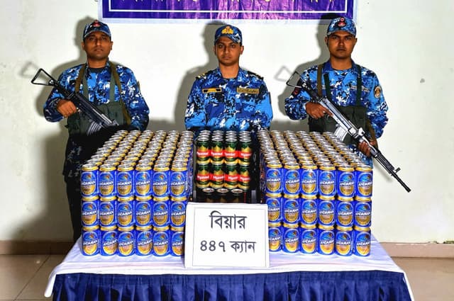 টেকনাফে ৪৪৭ ক্যান বিদেশি বিয়ার জব্দ