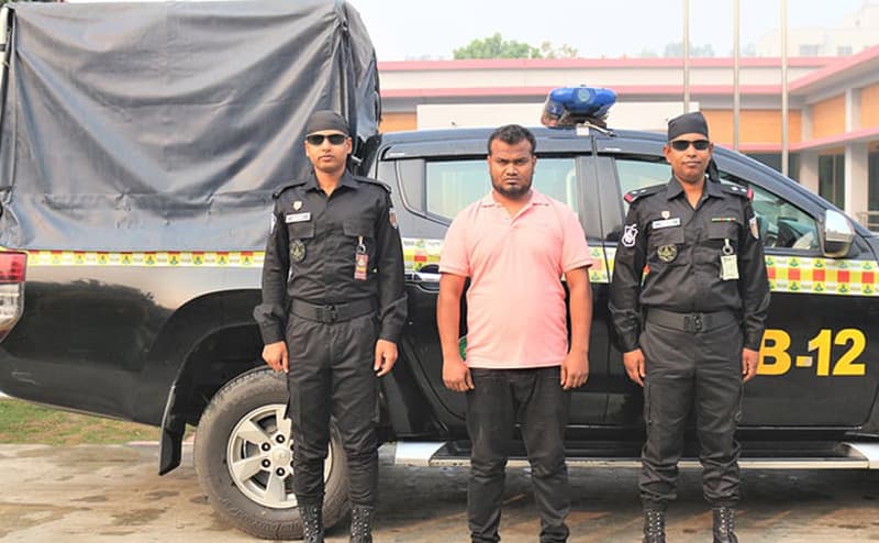 সাতটি ওয়ান শুটার গানসহ র‌্যাবের খাঁচায় কিরণ