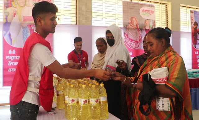 ১৩ টাকায় ব্যাগভর্তি বাজার করলেন ২০০ পরিবার