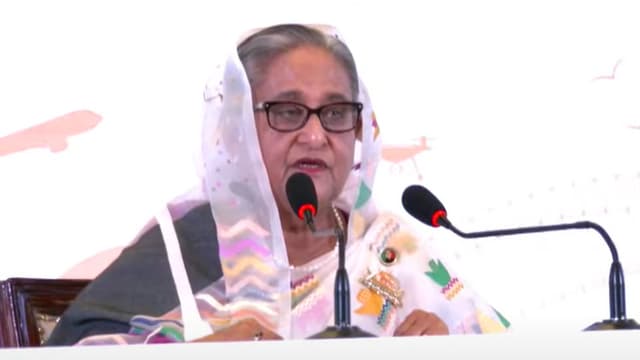 আ.লীগের ইশতেহার ঘোষণা করছেন শেখ হাসিনা