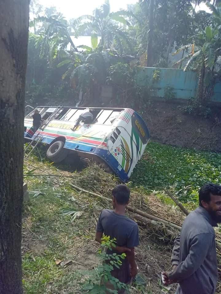 মোটরসাইকেল-বাসের মুখোমুখি সংঘর্ষে বাবা-ছেলের মৃত্যু