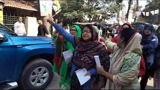 নির্বাচন বর্জনে ঠাকুরগাঁও মহিলাদলের লিফলেট বিতরণ, পুলিশের বাধা