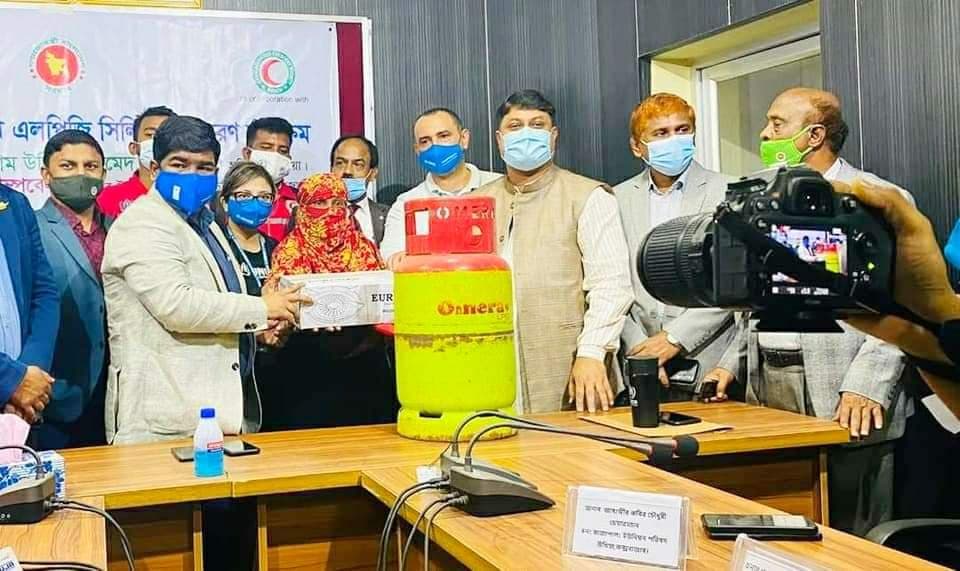 উখিয়ায় ৫৭৭০ স্থানীয় পরিবারে এলপিজি গ্যাস সিলিন্ডার ও চুলা বিতরণ