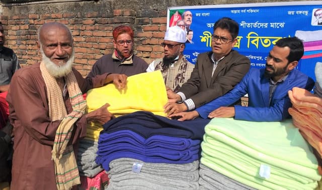 হাকিমপুরে শীতার্তদের পাশে জনতা ব্যাংক