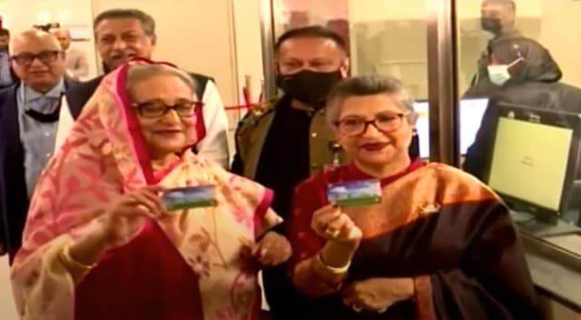 টিকিট কেটে মেট্রো স্টেশনে প্রবেশ করলেন প্রধানমন্ত্রী