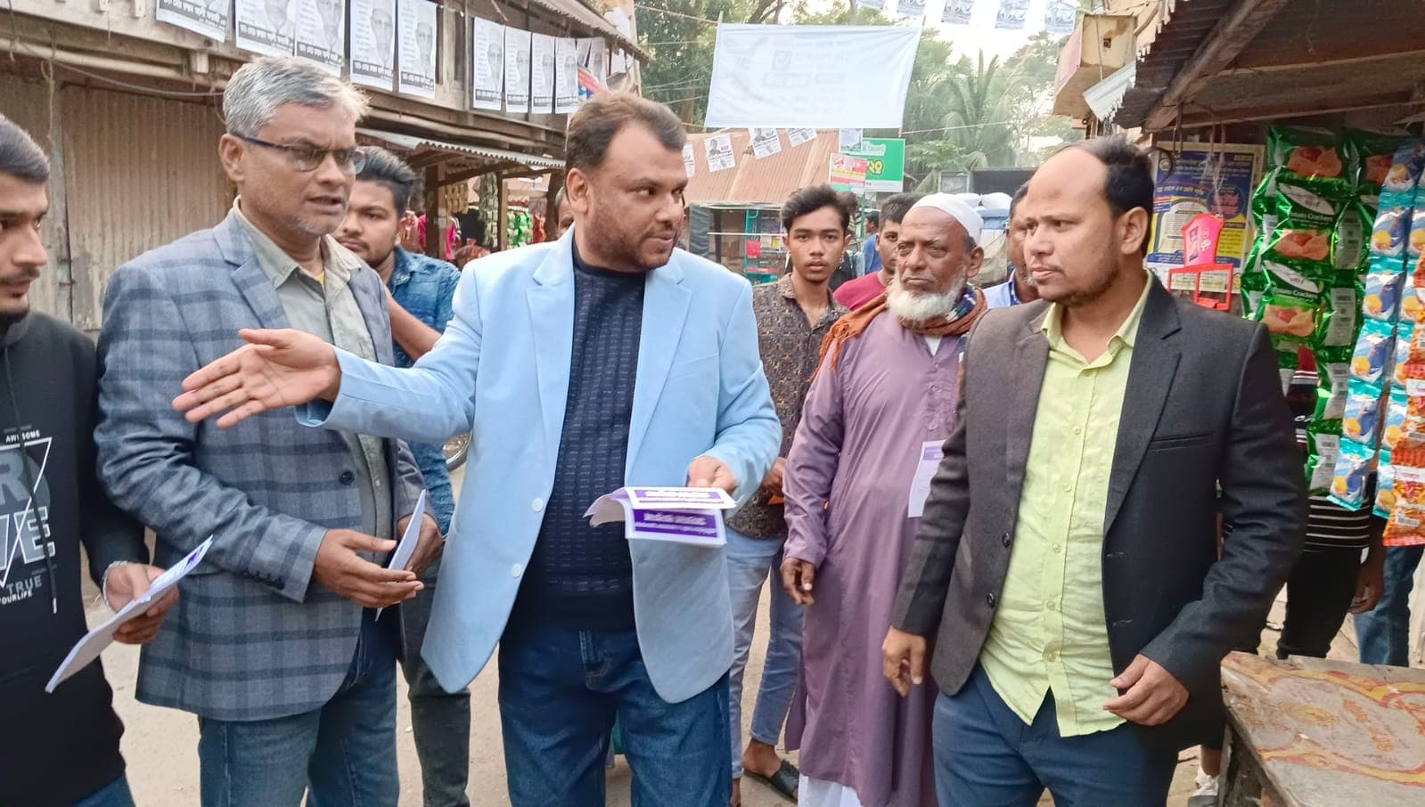 মঠবাড়িয়ায় নির্বাচন বর্জনের দাবীতে বিএন‌পির লিফলেট বিতরণ