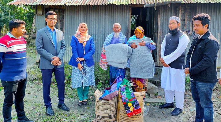 সেই বৃদ্ধ দম্পতির ঘরে খাবার নিয়ে ইউএনও