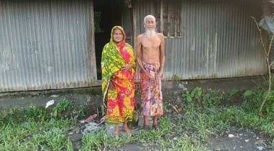 স্ত্রীর ওড়না পরেন স্বামী,পরনের কাপড় নেই!