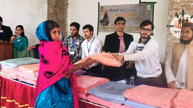 ইবি তারুণ্য সংগঠনের উদ্যোগে শীতবস্ত্র বিতরণ