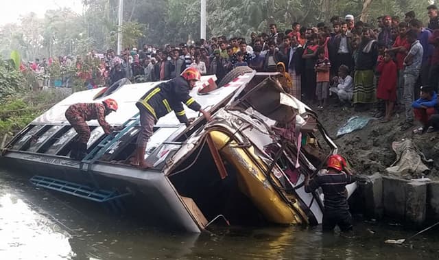 বরিশালের চরকাউয়ায় যাত্রীবাহী বাস খাদে পড়ে আহত-১০