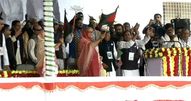 টুঙ্গিপাড়ায় নির্বাচনী জনসভায় যোগ দিয়েছেন শেখ হাসিনা