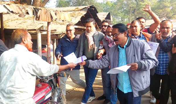 ভোট বর্জনের আহবান জানিয়ে ঝিনাইদহে বিএনপি’র লিফলেট বিতরণ