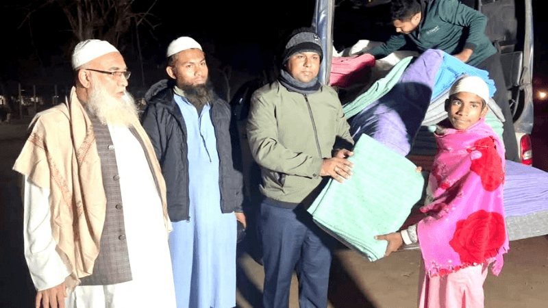 হাকিমপুরে শীতার্ত মাদ্রাসা শিক্ষার্থীদের পাশে ইউএনও অমিত রায়
