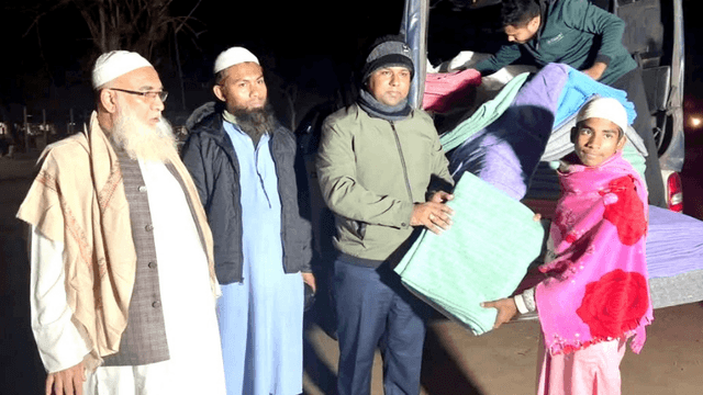হাকিমপুরে শীতার্ত মাদ্রাসা শিক্ষার্থীদের পাশে ইউএনও অমিত রায়