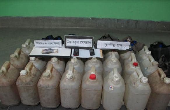 ফরিদপুর হতে বিপুল পরিমান মদসহ ১ জন আটক