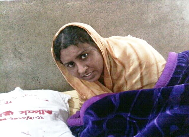 হিজলায় গৃহবধূর শরীরে আগুন ধরিয়ে দেয়ার অভিযোগ