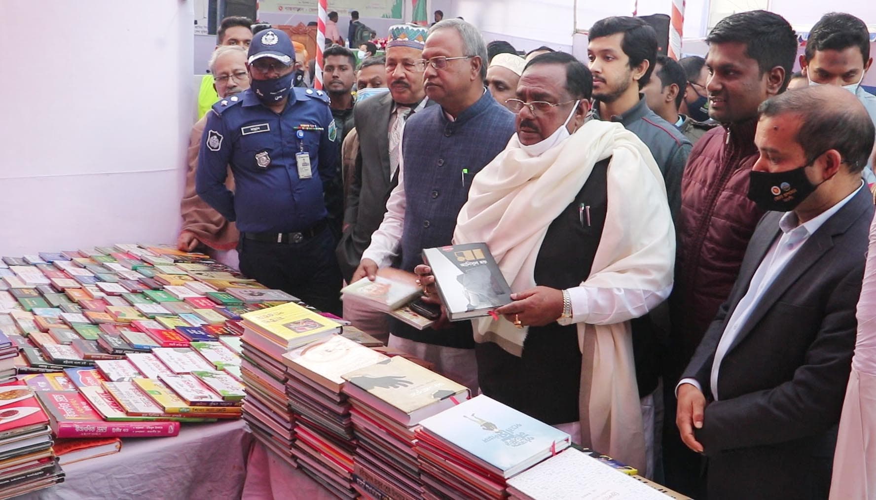 ফেসবুক টুইটারে মনোযোগ না দিয়ে বেশি বেশি বই পড়তে হবেঃ খাদ্যমন্ত্রী