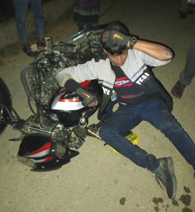 বড়াইগ্রামে ট্রাক প্রতীকের পাঁচটি মোটরসাইকেল ভাংচুর,আহত-৫