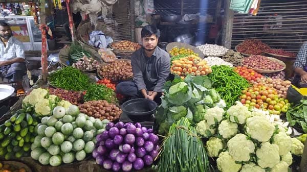 হিলিতে কমতে শুরু করছে  আদা-আলু-পেঁয়াজসহ সবজির দাম