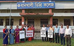 কলাপাড়ায় অধ্যক্ষর অপসারণ দাবিতে কক্ষ তালাবদ্ধ করলেন শিক্ষকরা