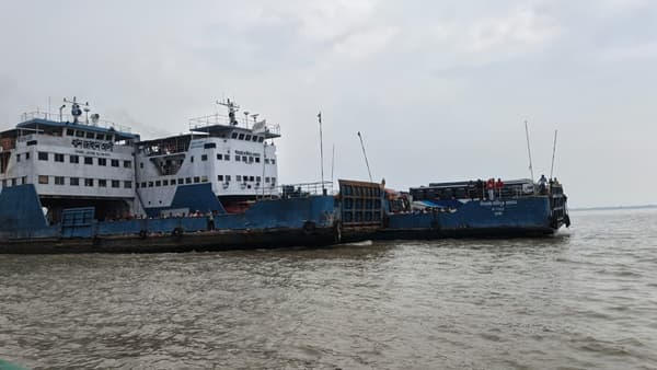 তীব্র স্রোতে দৌলতদিয়া ঘাটে ভিড়তে পারেনি রো-রো ফেরি, আতঙ্কে যাত্রী-চালকরা
