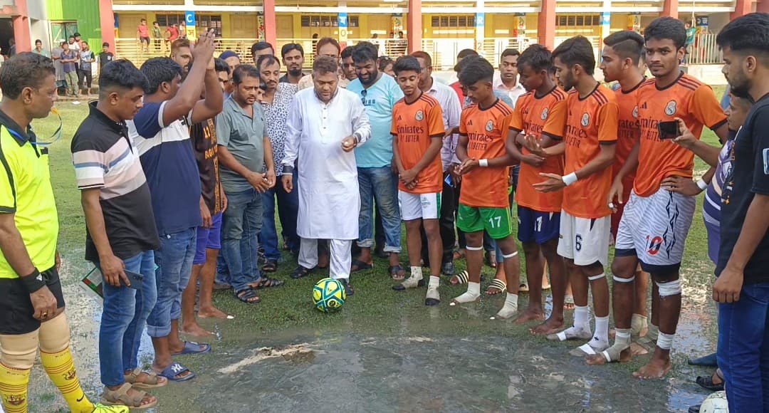 রাজাপুরে আরাফাত রহমান কোকো স্মৃতি ফুটবল টুর্নামেন্টের সূচনা
