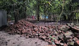 দেবীদ্বারে জোরপূর্বক চলাচলের রাস্তা বন্ধ করে দেয়ায় অবরুদ্ধ ৪০ পরিবার