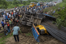 যমুনা সেতু পূর্বপাড়ে ট্রাক দুর্ঘটনা, নিহত ১৫