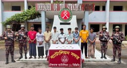 টেকনাফে বিজিবির অভিযানে মদ ও অনলাইন জুয়া চক্রের ১১ জন আটক