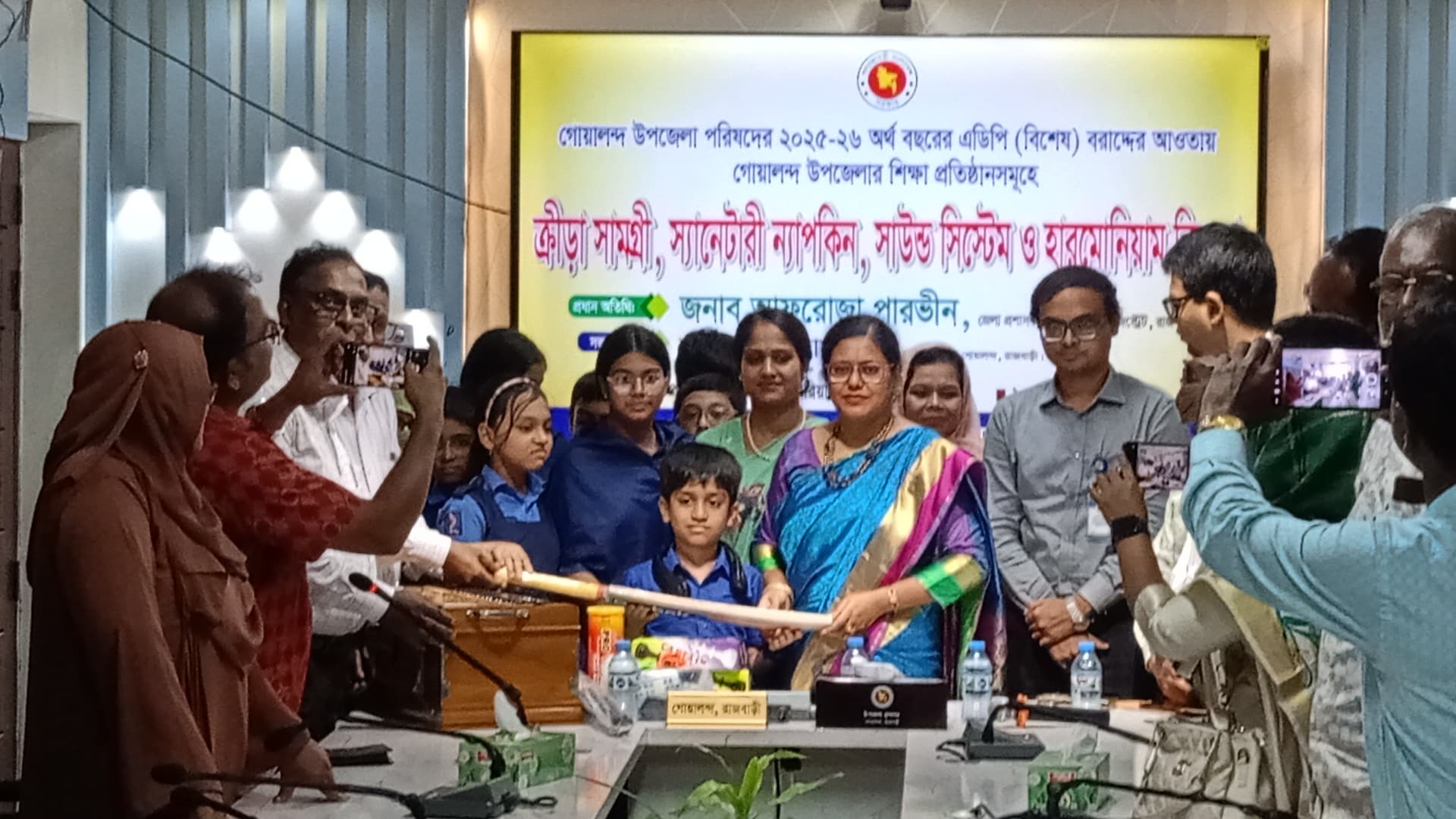 গোয়ালন্দে শিক্ষাপ্রতিষ্ঠানে এডিপির অর্থায়নে শিক্ষা উপকরণ বিতরণ