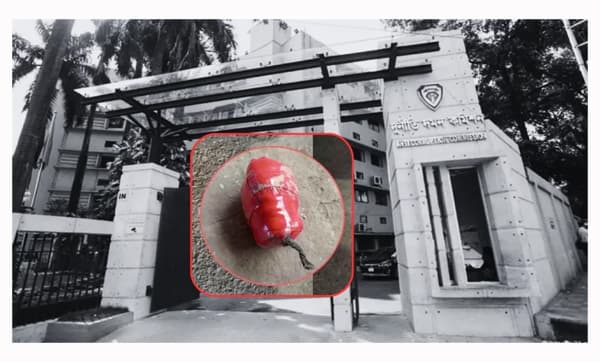 দুদক প্রধান কার্যালয়ের সামনে মোটরসাইকেল আরোহীদের ককটেল বিস্ফোরণ