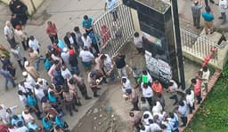 বরিশাল আদালতের প্রধান ফটকের সামনে বোমা বিস্ফোরণ