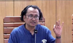 পারফরম্যান্সে ব্যর্থ হলে মন্ত্রিসভায় পরিবর্তনের ইঙ্গিত প্রধানমন্ত্রীর উপদেষ্টার