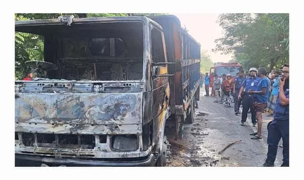 পদ্মা সেতুর সামনে ট্রাকে অগ্নিসংযোগ, যান চলাচল বন্ধ