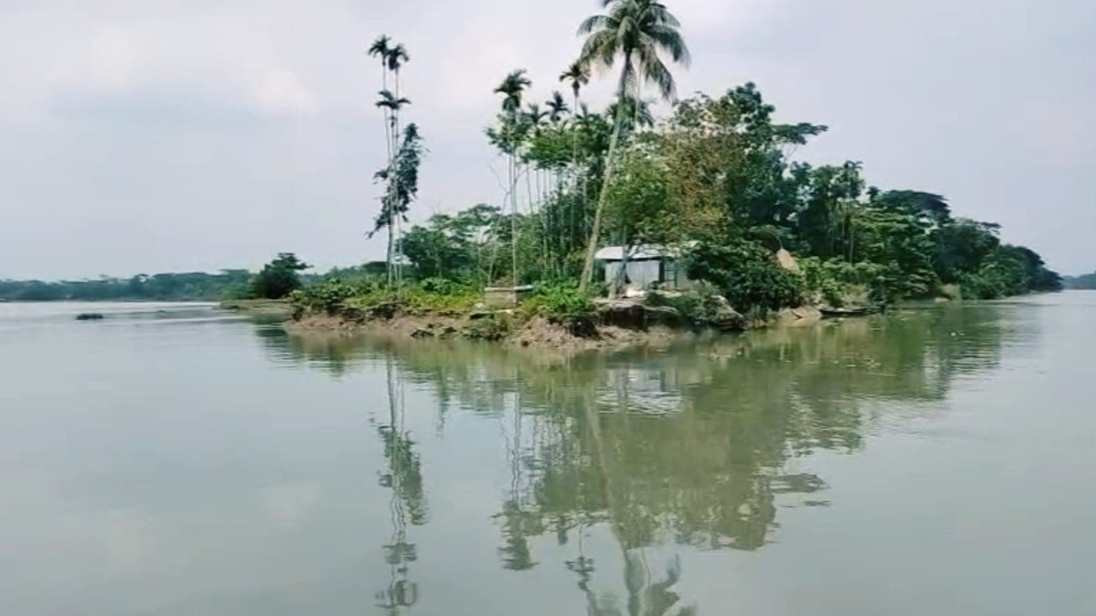 নদীভাঙনে বিচ্ছিন্ন ইসলামাবাদ, টিকে থাকার লড়াইয়ে ৪৫ পরিবার