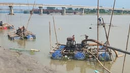 ভূরুঙ্গামারীতে মহাসমারোহে নদ থেকে বালু উত্তোলন, ঝুঁকিতে নির্মাণাধীন সেতু ও তীর রক্ষা বাঁধ