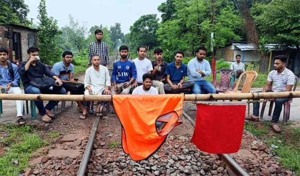 রাবিতে রেলপথ অবরোধ, সারাদেশের সঙ্গে রেল যোগাযোগ বন্ধ