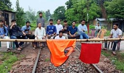 রাবিতে রেলপথ অবরোধ, সারাদেশের সঙ্গে রেল যোগাযোগ বন্ধ