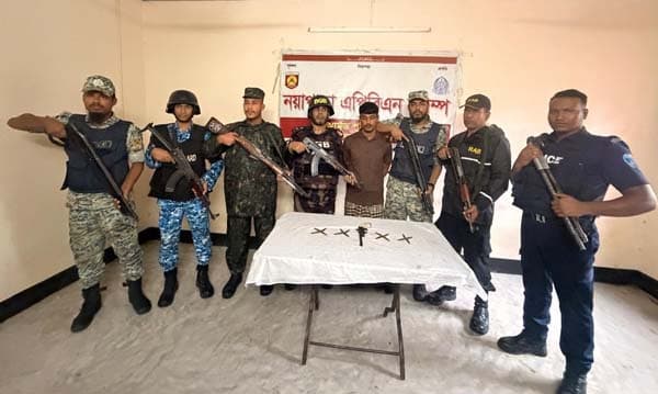 টেকনাফ রোহিঙ্গা ক্যাম্পে যৌথ অভিযানে নয়জন আটক, অস্ত্র উদ্ধার