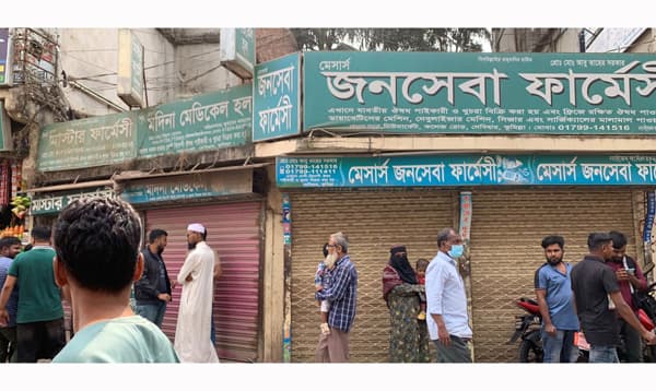 দেবীদ্বারে ভ্রাম্যমান আদালতের অভিযান সংবাদে শতাধিক ফার্মেসি বন্ধ, ভোগান্তি