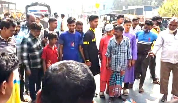 শ্বশুর বাড়ি থেকে ফেরার পথে সড়ক দুর্ঘটনায় প্রাণ গেল দুই যুবকের