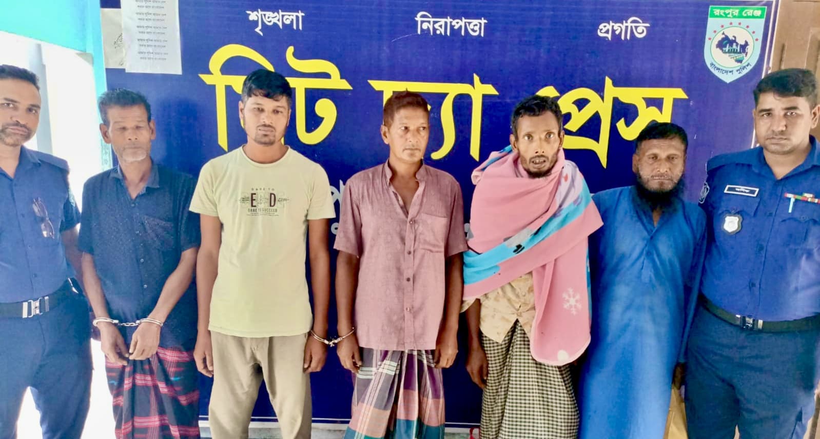 হাকিমপুরে পুলিশের অভিযানে বিভিন্ন মামলায় নারীসহ ৬ জন গ্রেফতার