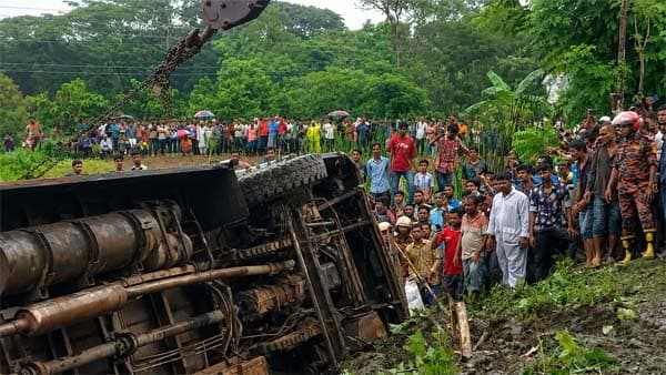ওভারটেক করতে গিয়ে নিয়ন্ত্রণ হারিয়ে খাদে বাস, নিহত সুপারভাইজার