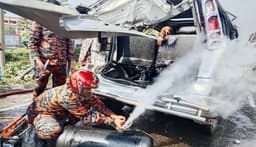 বরিশালে কাভার্ড ভ্যানের ধাক্কায় মাইক্রোবাস দুমড়ে মুচড়ে, আহত ৮