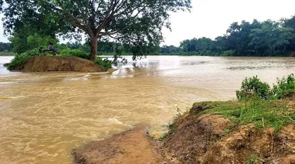 সীমান্তবর্তী এলাকায় বিএসএফের বাধায় বন্যা প্রতিরক্ষা বাঁধের কাজ বন্ধ