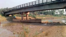 আজমিরীগঞ্জে বাঁধ ফেলে নদী শুকিয়ে চলছে মাছ ধরার মহড়া