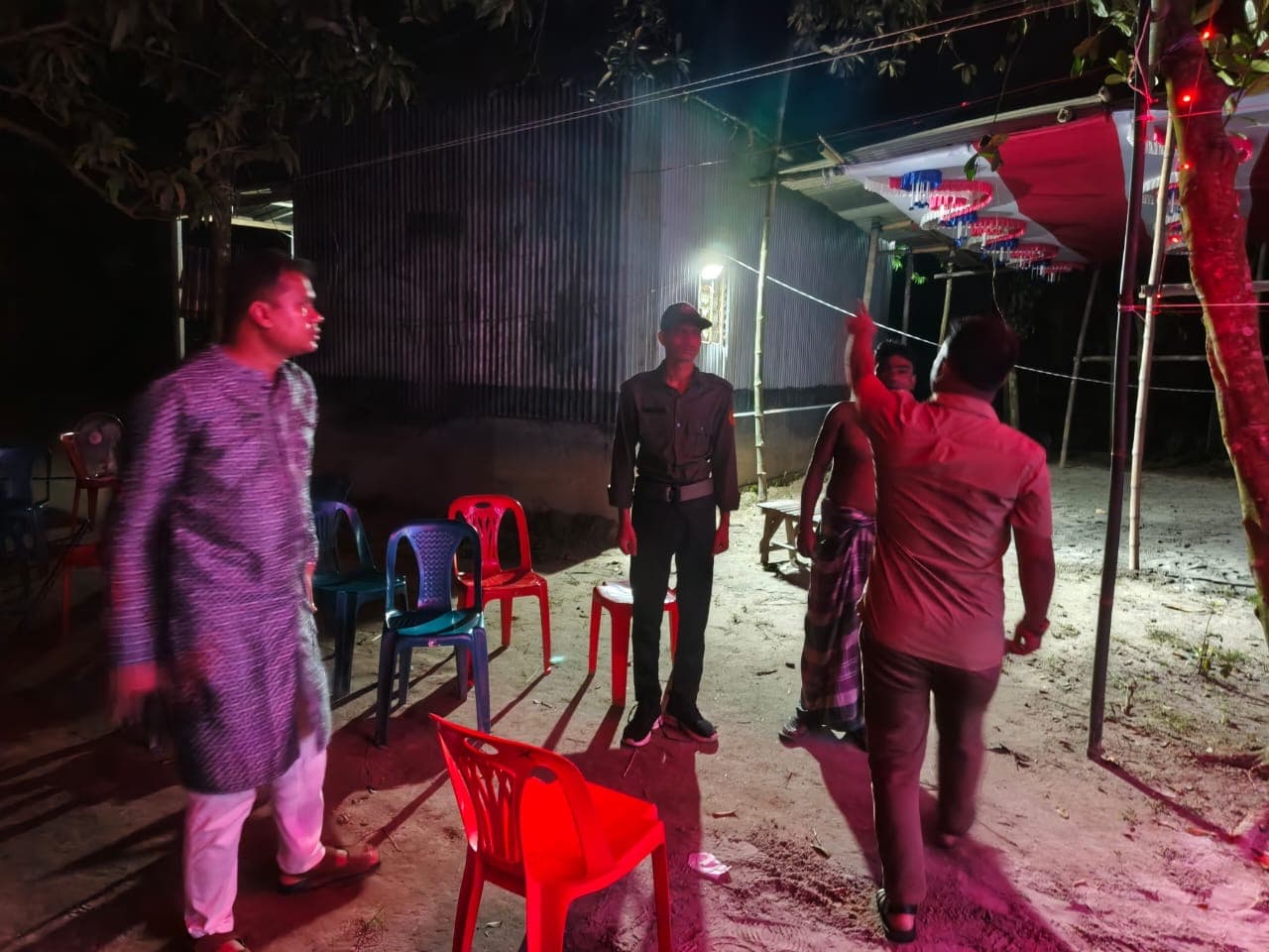 গভীর রাতেও পূজা মন্ডপে ইউএনও নাহিদুর রহমানের পরিদর্শন